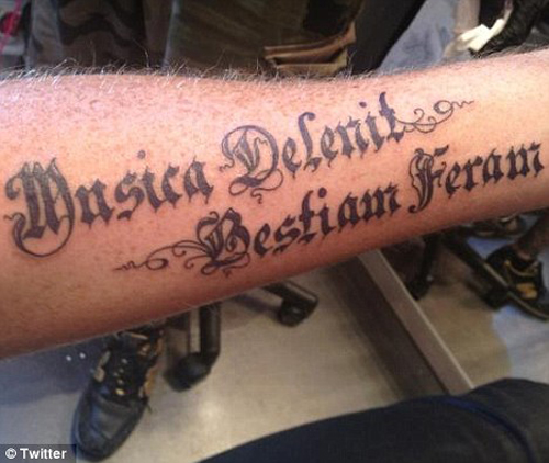 Адам Ламберт шинэ шивээс хийлгэв